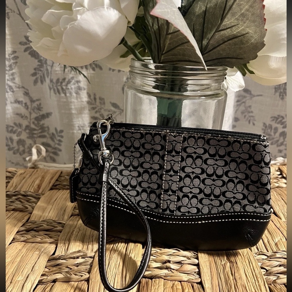 VINTAGE COACH BLACK AND GREY SIGNATURE MINI KISSING C’S WRISTLET